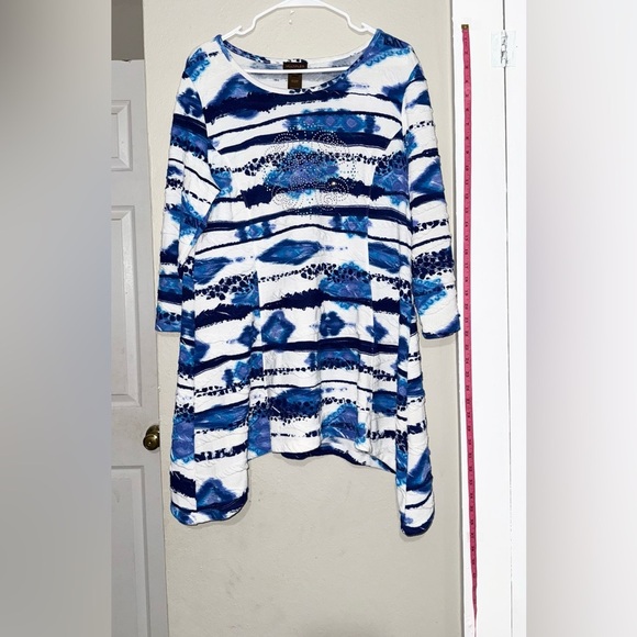 Múltiples Blue and White Patterned Long Sleeve Top- used size L mtp(26) - Picture 4 of 8